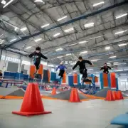 是否有任何户外蹦床上空场地可用于练习跳高技巧的人士参加训练课程？