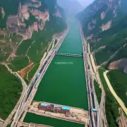 什么是长江三峡大坝？它是如何影响重庆市及其周边地区的？