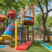 哪些儿童乐园里有室内游乐设施和室外游泳区可供选择？