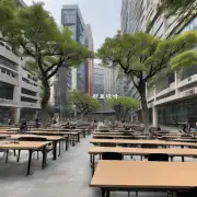 你知道哪些图书馆在北京市中心附近有免费无线网络和书桌椅供人使用呢？