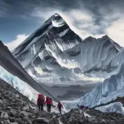 攀登珠穆朗玛峰有哪些挑战性因素存在呢？