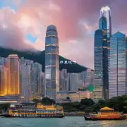 香港有哪些主要的地标性建筑物和其他标志性景点值得一游？