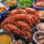 哪些地方提供当地特色鲜虾蟹等美食？