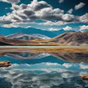 在西藏自治区内哪个湖泊是最壮观且令人难以置信地美丽？它是如何形成的并拥有什么独特的魅力？