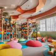 哪些度假村或酒店拥有独特的环境以及适宜亲子互动的游戏室等等娱乐设施供家长带小孩使用？