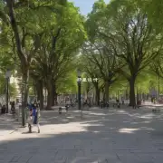 哪些公园广场等公共空间也对游客是免费开放的？