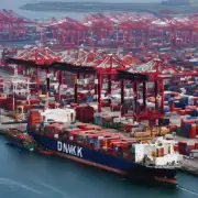 丹麦最大和最重要的港口在哪里？该港拥有多少吨货物吞吐量？