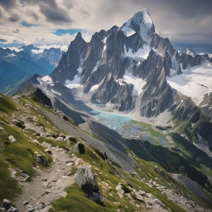 在阿尔卑斯山中哪些国家有最高的峰值点？